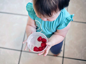 baby-holding-cup